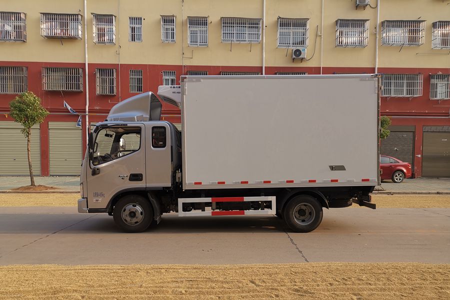 新疆福田欧马可S3排半3.7米冷藏车