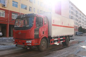 新疆解放J6L易燃液体厢式3类运输车