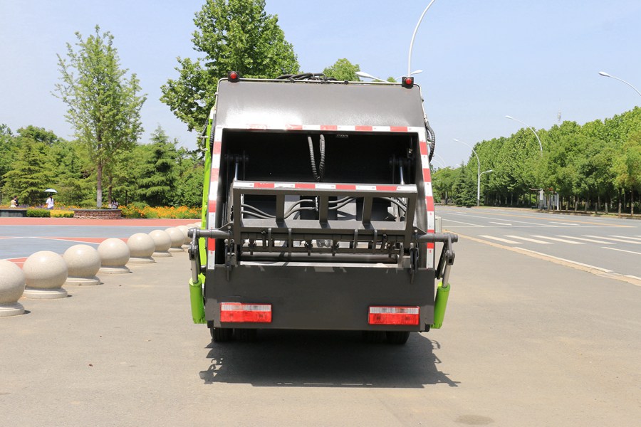 东风3吨压缩式垃圾车图片（正后）