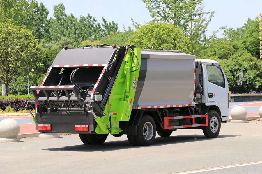 东风3吨压缩式垃圾车图片（车头向右后45度）