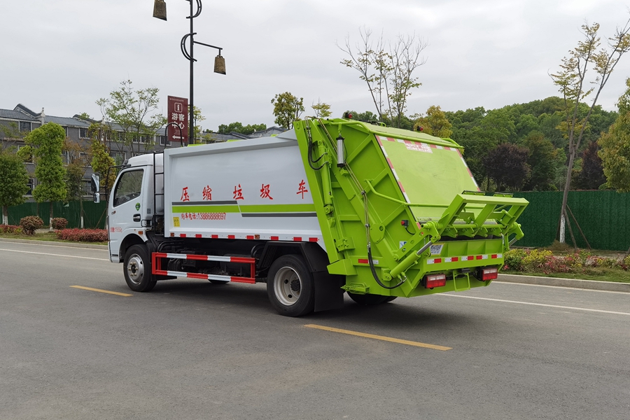 东风5吨压缩式垃圾车图片（车头向左后45度）