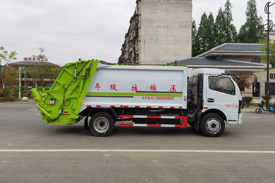 东风5吨压缩式垃圾车图片（车头向右正侧）