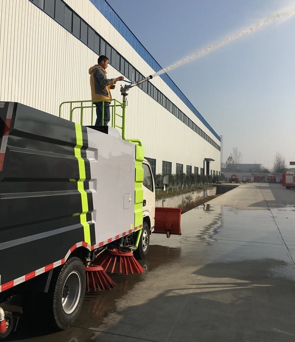 江淮3吨小型扫路车加装前置除雪铲和绿化洒水高炮