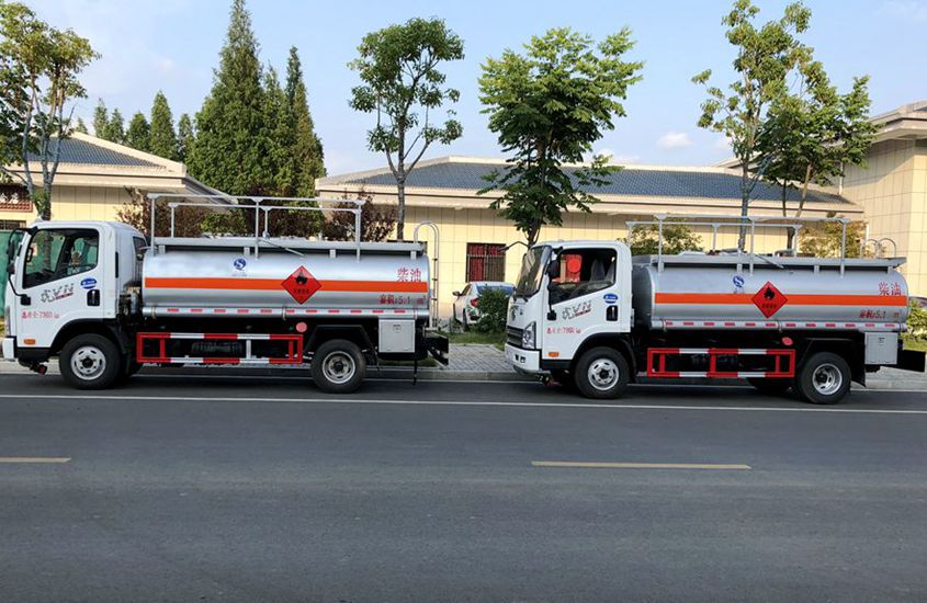 解放5吨小型加油车正侧图片