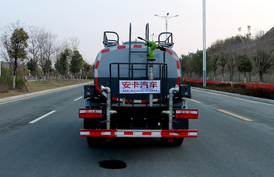 东风新款5吨洒水车后侧图片