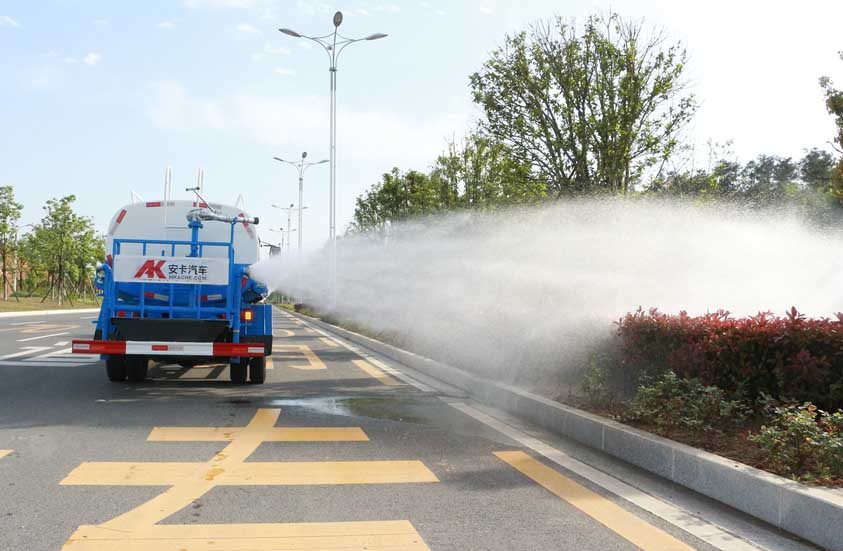 时风5吨洒水车侧喷图片
