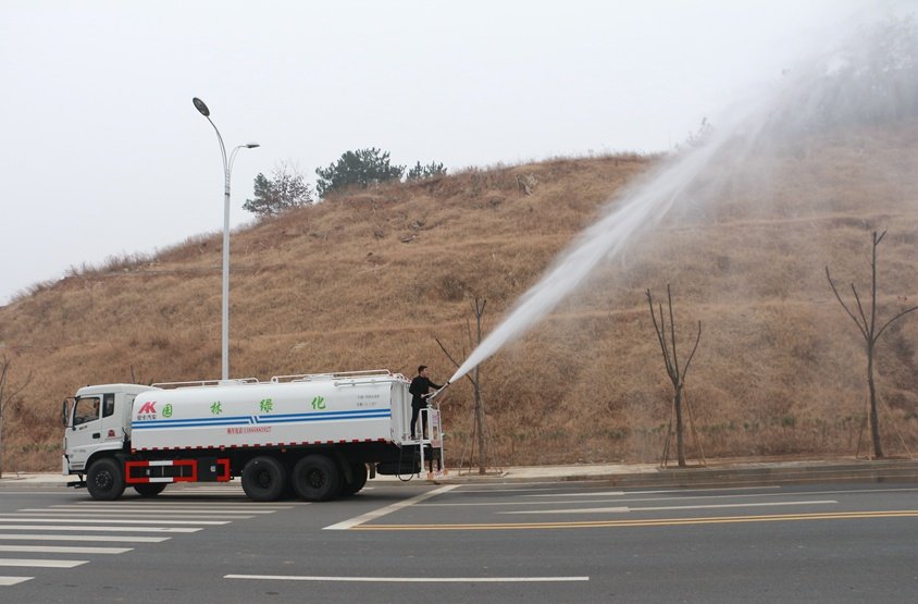 东风御龙20吨洒水车绿化高炮实拍图片