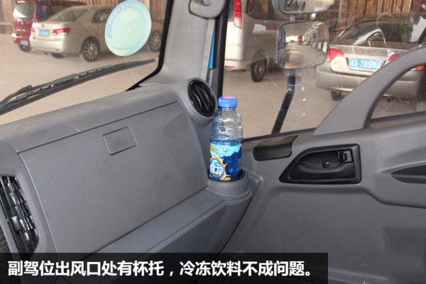 解放虎V一拖二蓝牌平板清障车图片(九) 解放虎V一拖二蓝牌平板清障车图片(九)