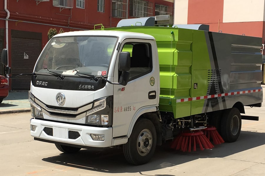 东风5吨小型公路清扫车左侧45