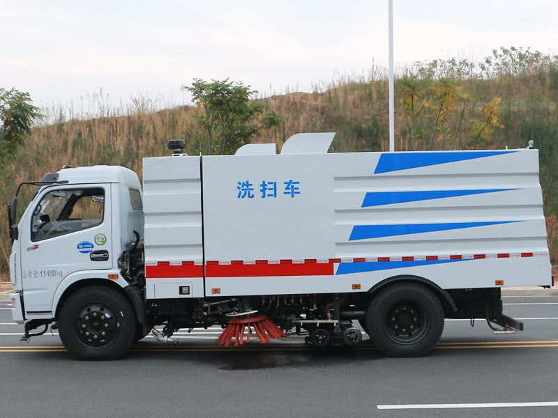东风5吨洗扫车左侧视角