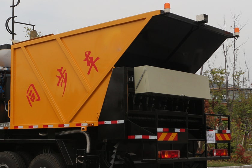 重汽豪沃后双桥同步碎石封层车举升料仓图片 重汽豪沃后双桥同步碎石封层车举升料仓图片