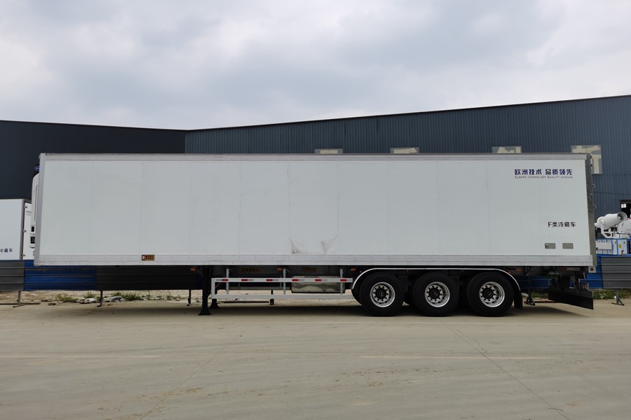 大通半挂13.7米轻量化冷藏车