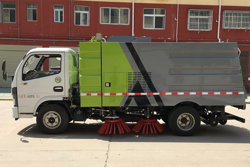 国六小多利卡扫路车