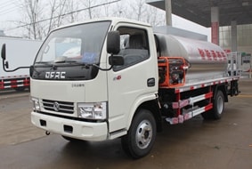 东风4吨沥青洒布车