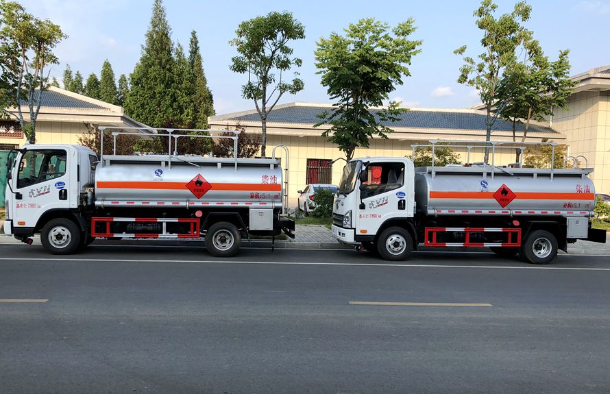 解放5吨加油车正侧图片