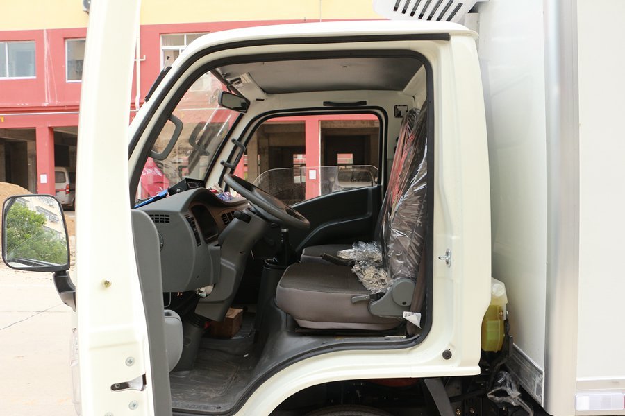 跃进小福星3.2米小型冷藏车驾驶室图片
