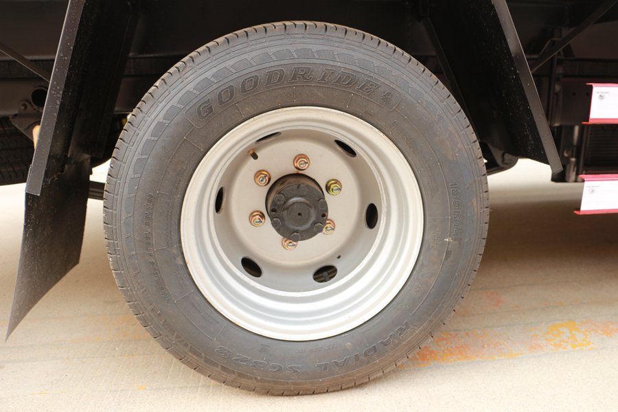 跃进小福星3.2米小型冷藏车轮胎图片
