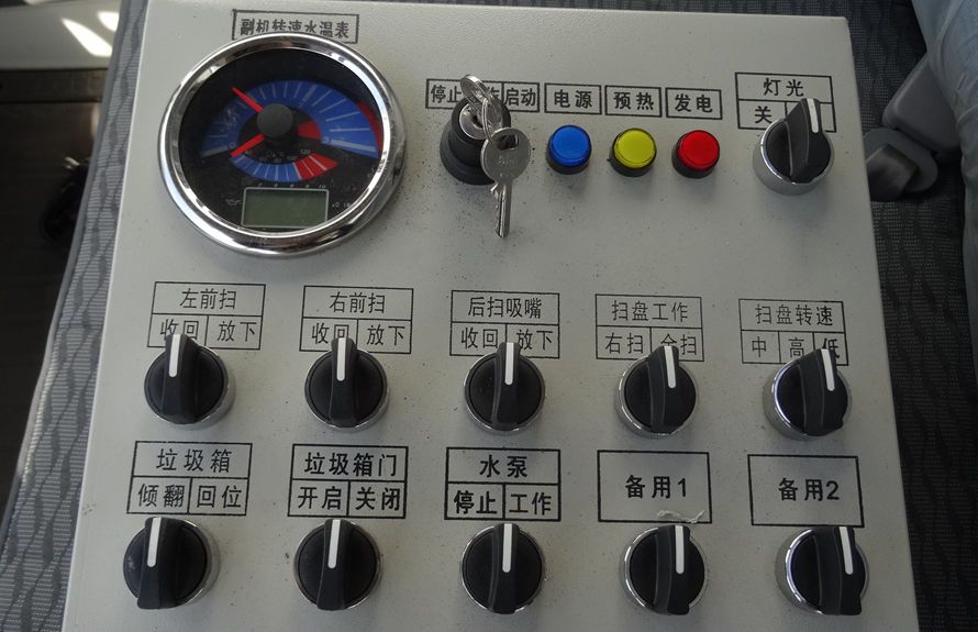 五十铃扫路车驾驶室智能控制系统