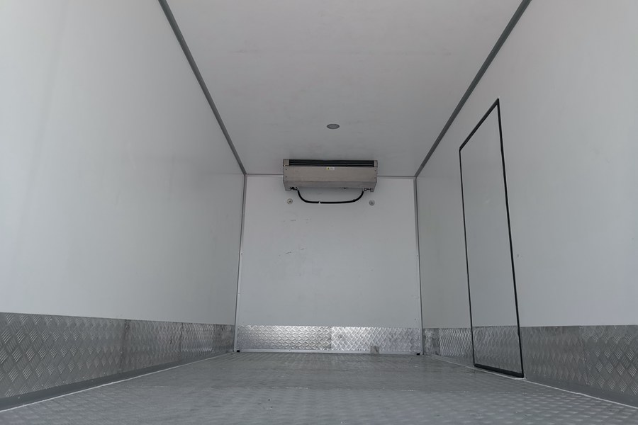 东风天锦7.4米冷藏车通风槽图片