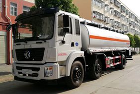东风小三轴17吨油罐车