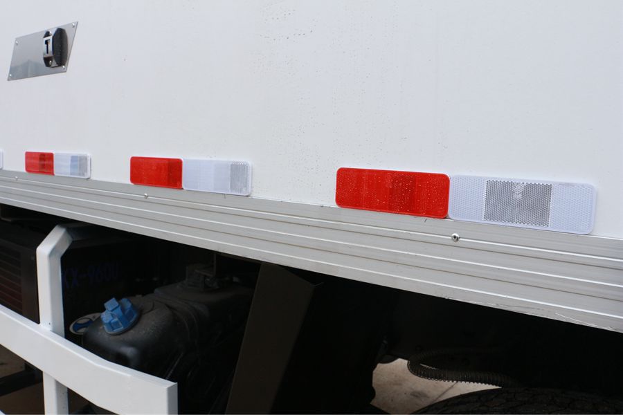 解放JH6前四后八9.6米冷藏车反光板图片